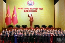 党和国家领导同志与代表们出席越南共产党第十四次全国代表大会预备会议。