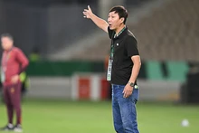 越南U23队主教练金相植在对阵中国U23队的半决赛中场边指挥。