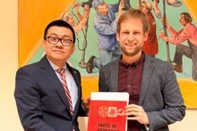 武黎泰黄大使和施蒂利亚州共产党主席、施蒂利亚州议员亚历山大·梅林茨。