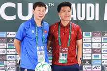 金相植主教练与球员范李德出席赛前新闻发布会。（图片来源：越南足联）