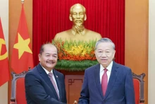 越共中央总书记苏林会见老挝政府副总理吉乔·凯坎匹吞。（图片来源：越通社）