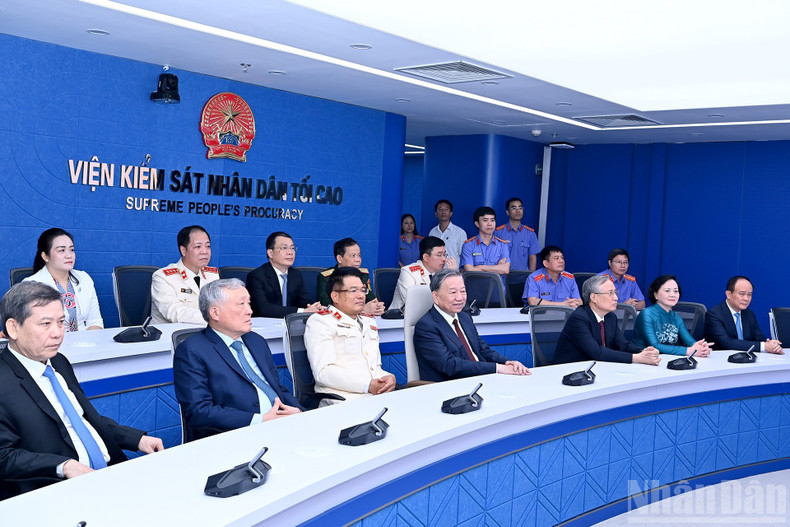 苏林总书记参观人民检察院智慧行动中心。