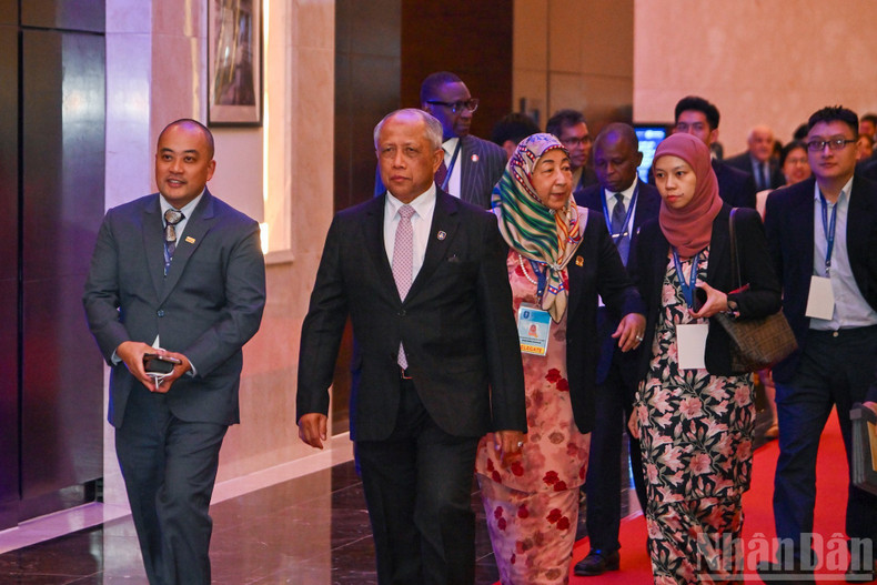 国际代表出席出席招待会。