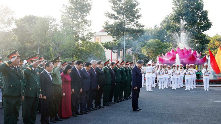 苏林总书记以及各位代表在胜利纪念碑敬香献花。