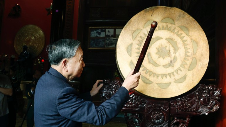 苏林总书记在胡志明主席纪念馆击鼓。