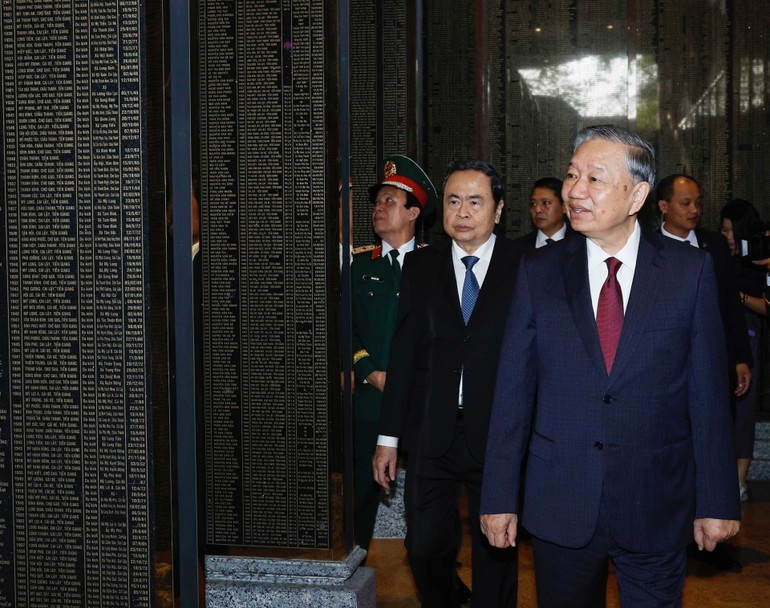 苏林总书记及各位代表参观英雄烈士纪念碑。