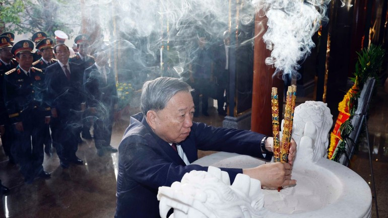 苏林总书记以及各位代表在英雄烈士纪念碑敬香。