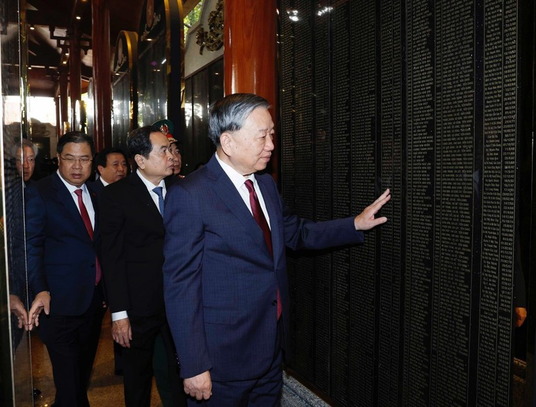 苏林总书记及代表团参观英雄烈士纪念碑。