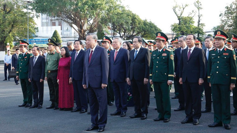 苏林总书记以及各位代表在胜利纪念碑敬香献花。