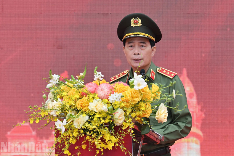 公安部副部长黎国雄上将在开幕式上发表讲话。