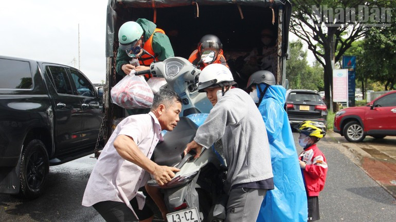 605号公路沿线多处路段被洪水严重淹没,行人、摩托车和私家车均无法通行。许多民众和组织主动出击,利用卡车和巴士免费帮助受灾民众渡过洪水区。 605号公路沿线多处路段被洪水严重淹没,行人、摩托车和私家车均无法通行。许多民众和组织主动出击,利用卡车和巴士免费帮助受灾民众渡过洪水区。