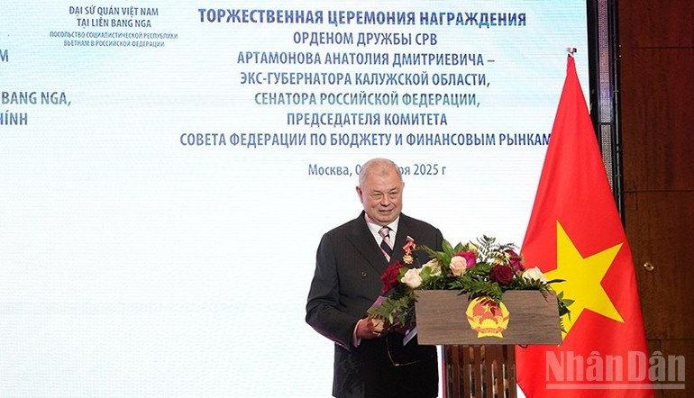 阿尔塔莫诺夫先生在仪式上发表讲话。