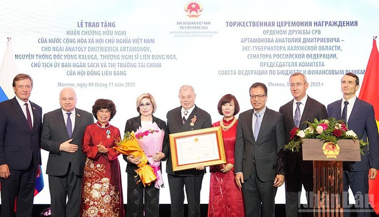 各位代表送花祝贺阿尔塔莫诺夫先生。