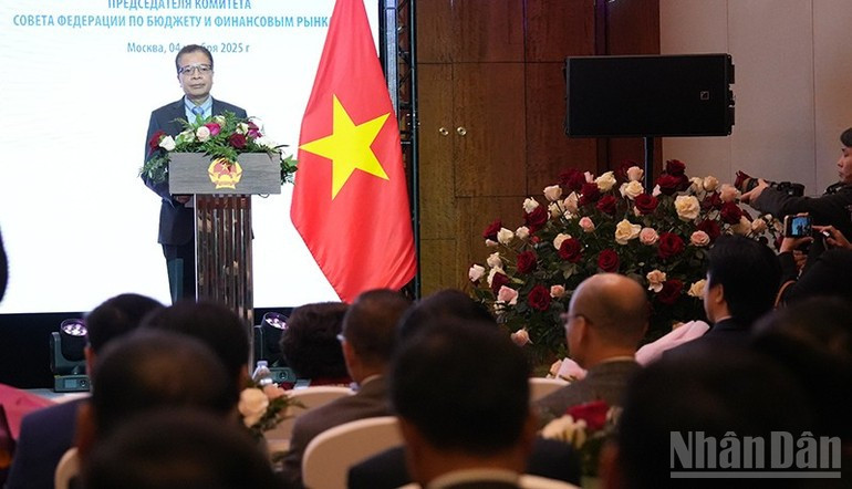 邓明魁大使在仪式上发表讲话。