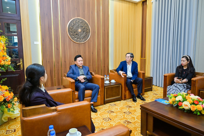 《人民报》社副总编辑潘文雄会见《共产杂志》代表团。