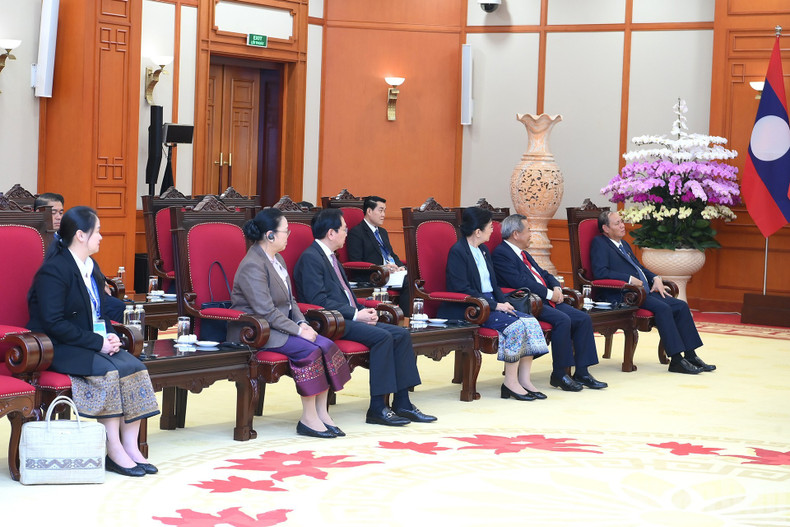 老挝代表出席会见。 老挝代表出席会见。