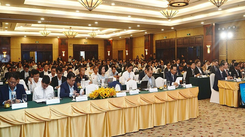 各位代表出席会议。 image-1.jpg