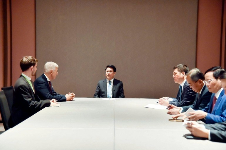 越南国家主席梁强会见国际商会（ICC）秘书长约翰·丹顿。