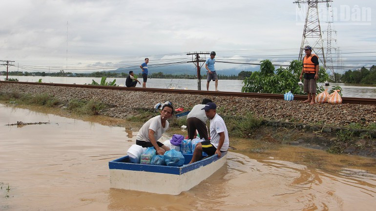 人们用车辆将食物运进泰安村。 人们用车辆将食物运进泰安村。