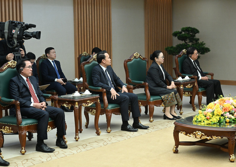 陪同老挝教育体育部部长通沙立·芒诺梅的代表团成员出席会见。