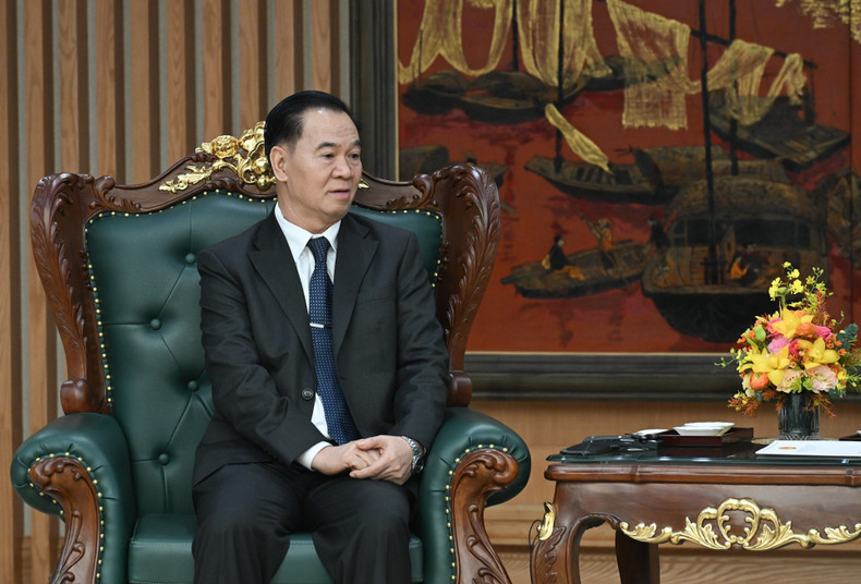 老挝教育体育部部长通沙立·芒诺梅在会上发表讲话。