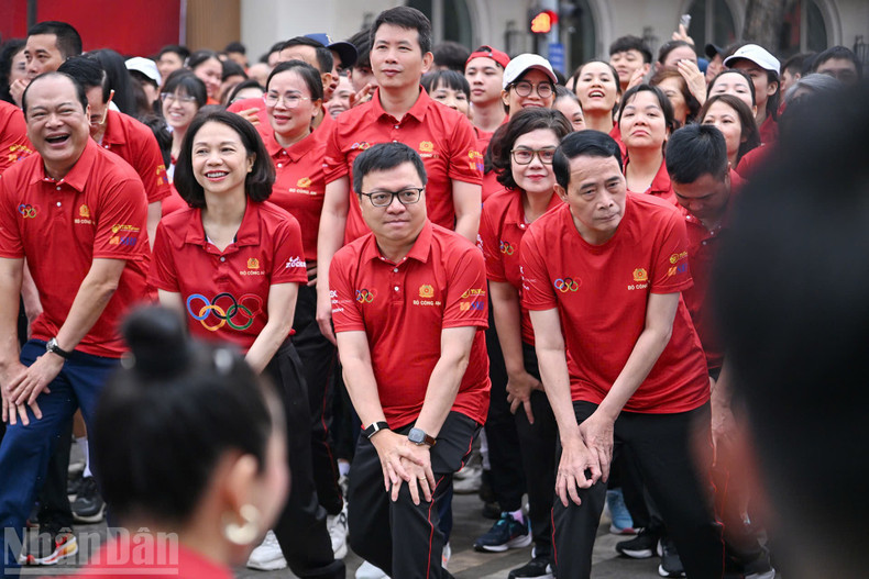 代表们在跑步道前进行了热身运动。