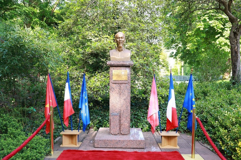 位于法国蒙特勒伊市胡志明主席纪念区的胡志明主席塑像。 位于法国蒙特勒伊市胡志明主席纪念区的胡志明主席塑像。