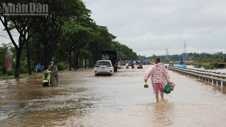 在和春坊,605号公路和1A国道交汇处被洪水淹没的路段,水位很深,当局已设置路障阻止人们通行。 在和春坊,605号公路和1A国道交汇处被洪水淹没的路段,水位很深,当局已设置路障阻止人们通行。