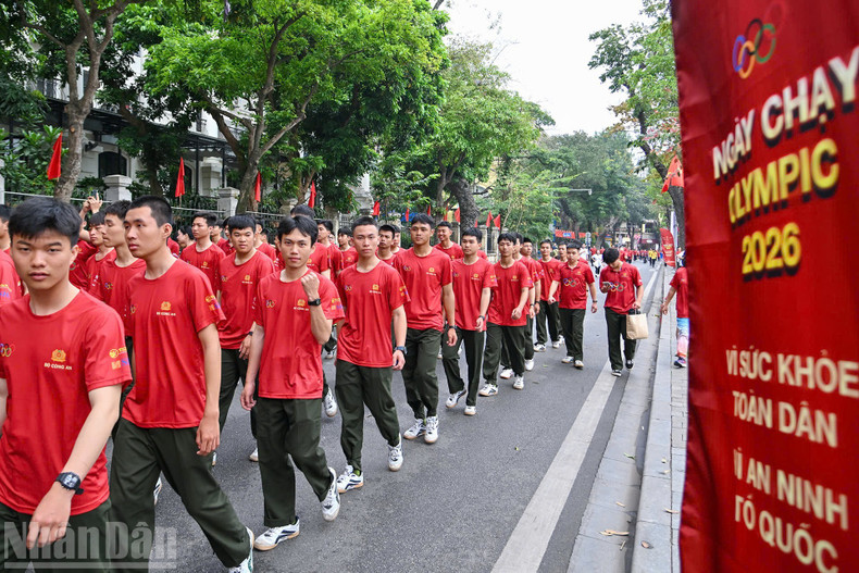 众多干部、士兵和市民参与了这场充满活力的跑步活动，传递积极健康的生活理念。