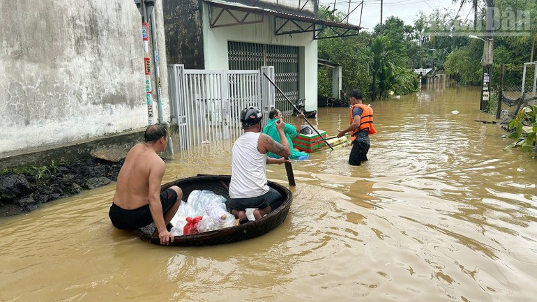 和春坊东和居民区共有156户人家完全被洪水淹没,许多居民区与外界隔绝。今天上午,许多志愿者队伍和受灾居民的亲属紧急向受灾严重的地区运送饮用水、方便面、面包和牛奶等物资进行援助。 和春坊东和居民区共有156户人家完全被洪水淹没,许多居民区与外界隔绝。今天上午,许多志愿者队伍和受灾居民的亲属紧急向受灾严重的地区运送饮用水、方便面、面包和牛奶等物资进行援助。