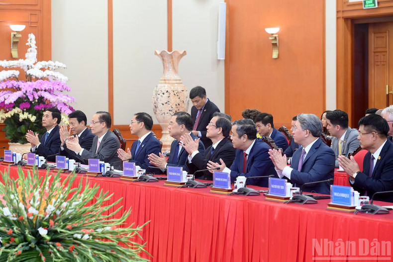 各位代表出席会见。 各位代表出席会见。