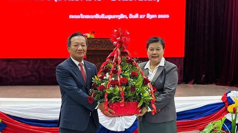老挝人民革命党中央宣训部领导向越南驻老挝大使阮明心送花祝贺。 image-1.jpg
