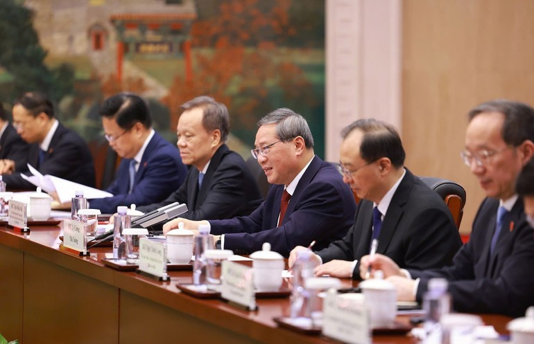 李强总理以及中方代表出席会谈。