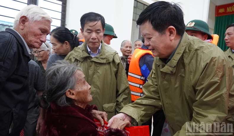 梅文正副总理向洪灾灾民赠送慰问品。 梅文正副总理向洪灾灾民赠送慰问品。