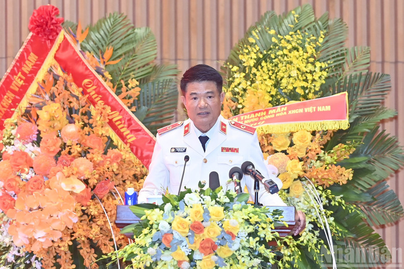 最高人民法院院长阮辉进在庆典上发表讲话。