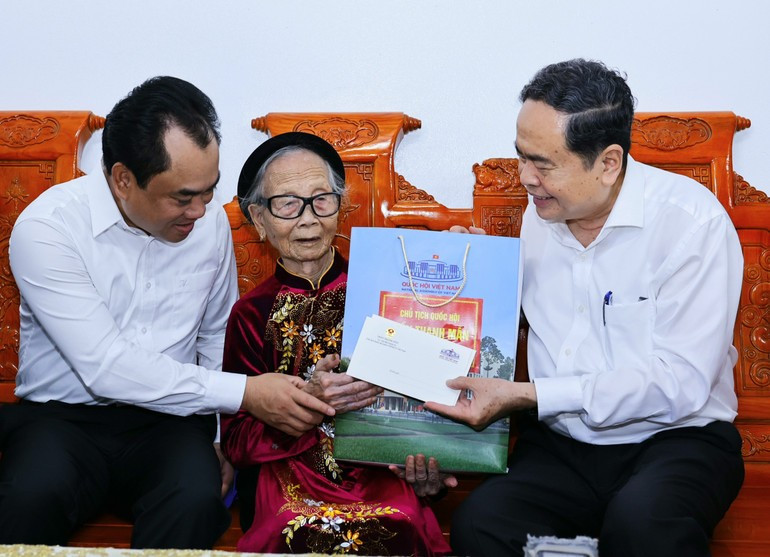 越南国会主席陈青梅向越南英雄母亲谢氏陈赠送慰问品。