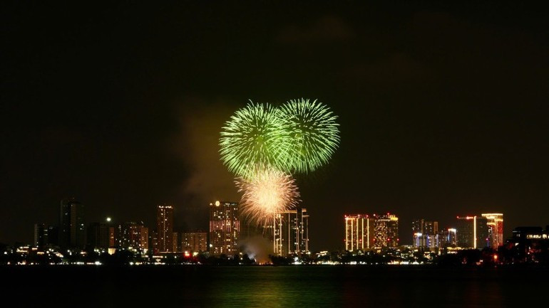 烟花绽放在河内夜空。 image-12.jpg