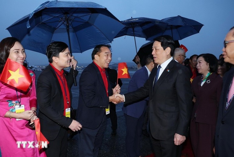 各位代表在美国华盛顿州西雅图市波音机场迎接梁强主席和夫人。(图片来源:越通社) 各位代表在美国华盛顿州西雅图市波音机场迎接梁强主席和夫人。(图片来源:越通社)