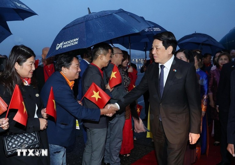各位代表在美国华盛顿州西雅图市波音机场迎接梁强主席和夫人。(图片来源:越通社) 各位代表在美国华盛顿州西雅图市波音机场迎接梁强主席和夫人。(图片来源:越通社)