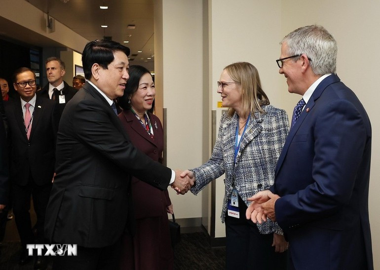 梁强主席和夫人抵达美国华盛顿州波音公司飞机交付中心。(图片来源:越通社) 梁强主席和夫人抵达美国华盛顿州波音公司飞机交付中心。(图片来源:越通社)