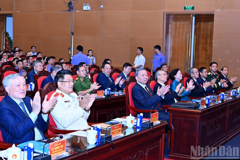 苏林总书记以及各位代表出席庆典。