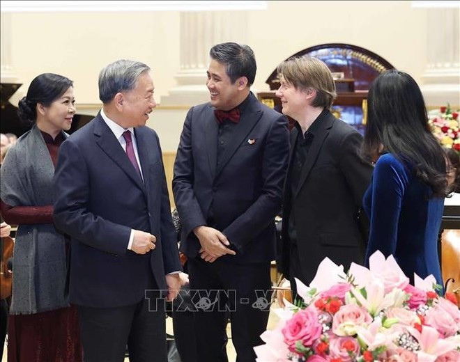 苏林总书记和夫人与各位艺术家亲切交谈。(图片来源:越通社) 苏林总书记和夫人与各位艺术家亲切交谈。(图片来源:越通社)