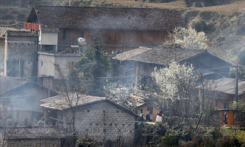 石砌围墙、阴阳瓦覆顶的夯土房屋，是倮倮寨文化旅游村的特色景观。