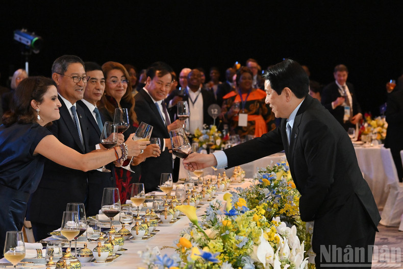 国家主席梁强同各位代表举杯庆祝。