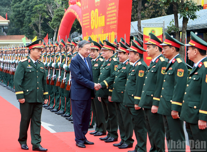 苏林总书记与国防部和工兵兵种领导人。