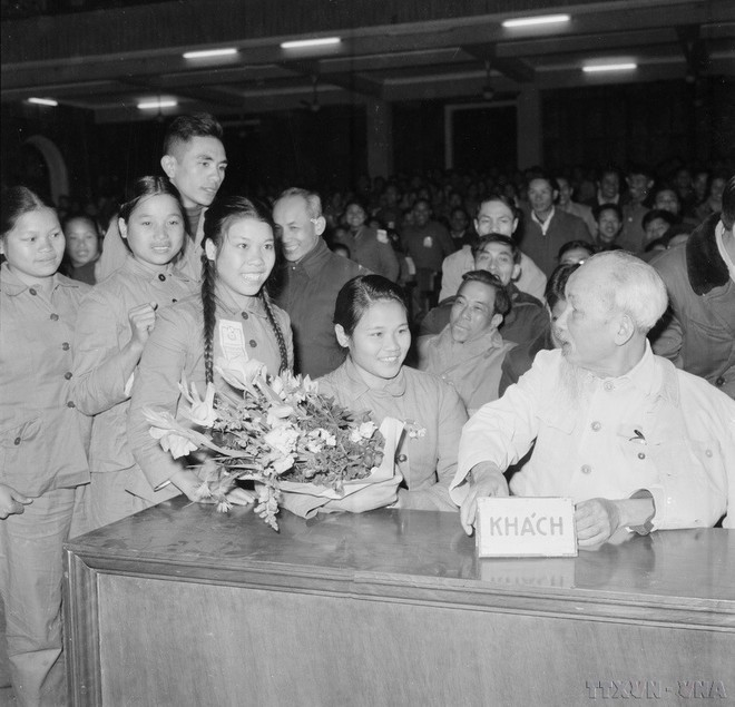 胡志明主席与出席越南北方抗美救国青年冲锋队竞赛大会的代表亲切交谈(1967年1月)。 anh-0.jpg