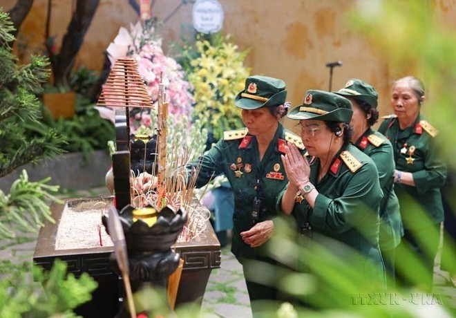 “三愿意”运动的历史见证者、长山战场老一代女司机队成员以及20号决胜公路的老一代青年冲锋队员,于2025年4月23日向英雄烈士敬香致敬。 “三愿意”运动的历史见证者、长山战场老一代女司机队成员以及20号决胜公路的老一代青年冲锋队员,于2025年4月23日向英雄烈士敬香致敬。