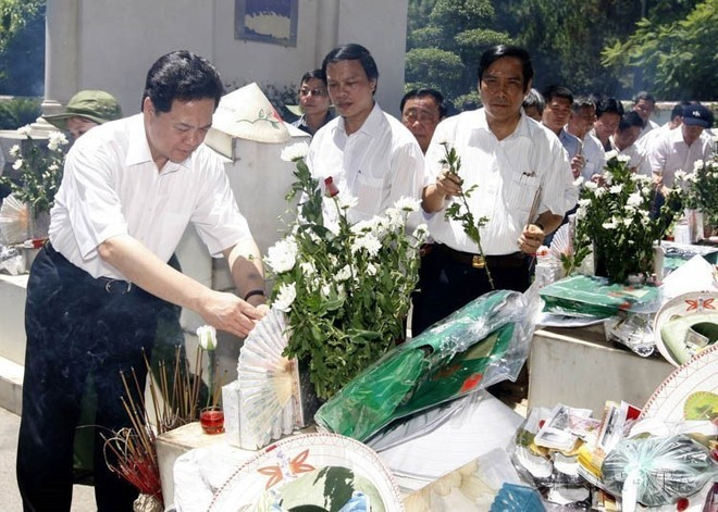 越南政府总理阮晋勇率领政府工作代表团,在河南省同禄三岔路口遗迹区为女青年冲锋队烈士敬香(2010年)。 越南政府总理阮晋勇率领政府工作代表团,在河南省同禄三岔路口遗迹区为女青年冲锋队烈士敬香(2010年)。