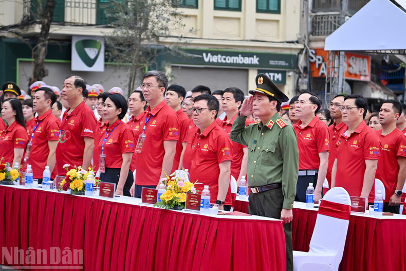 各位代表和人民在2026年欧林匹克跑步日活动上实现向国旗敬礼仪式。