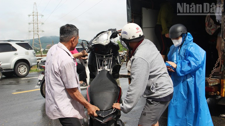 许多卡车也免费运送人员和车辆通过浅水区。 许多卡车也免费运送人员和车辆通过浅水区。